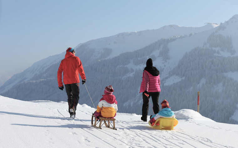  Winter hiking toboggan | © Kleinwalsertal Tourismus eGen | Photographer: Frank Drechsel