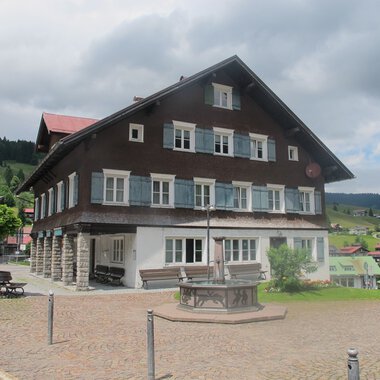Schul- und Mesnerhaus
