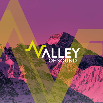 Ein grafisches Bild mit dem Titel „Valley of Sound“. Im Hintergrund sind beeindruckende Berge in lila und rosa Tönen zu sehen, mit modernen, bunten grafischen Elementen im Vordergrund.
