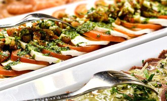 A buffet with various meat and fish dishes on white plates. Among them are also colorful salads and herbs. | © Alpengasthof Hörnlepass GmbH