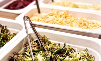 A selection of fresh salad in various bowls. The colorful ingredients include different leafy greens and vegetables. | © Alpengasthof Hörnlepass GmbH