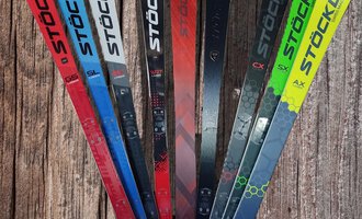 A selection of Stöckli skis in various colors. The skis are standing upright and showcase their distinctive designs. | © Austrian Ski- & Service Ranch | Trixi Leitner
