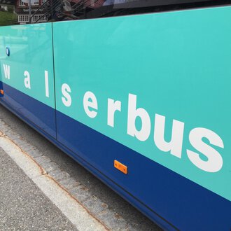 A bus with the inscription "walserbus". The colors are blue and green. | © Kleinwalsertal Tourismus
