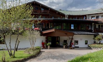 A charming hotel with an inviting façade and beautiful gardens. The surroundings are green and well-kept, ideal for a peaceful stay. | © IFA Hotel Alpenhof Wildental | Andreas Froschauer