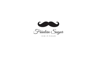Ein stilvolles Logo eines Friseursalons. Es zeigt den Namen "Fräulein Sugar" mit einem eleganten Schnurrbart-Design. | © Fräulein Sugar Coiffeur | Sandra Bromm