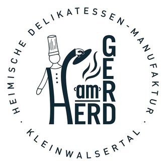 Ein stilisiertes Logo mit einem Koch und dem Schriftzug "GEr am HERD". Es repräsentiert eine Delikatessen-Manufaktur im Kleinwalsertal.