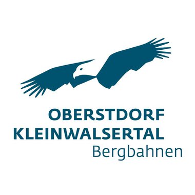 Ein Logo mit einem stilisierten Adler, der fliegt. Darunter steht der Text "Oberstdorf Kleinwalsertal Bergbahnen". | © OBERSTDORF · KLEINWALSERTAL BERGBAHNEN