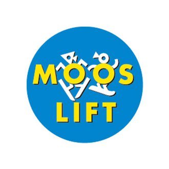 Ein rundes Logo mit dem Schriftzug "MOOS LIFT" in gelben und weißen Buchstaben auf blauem Hintergrund. Es zeigt stilisierte Figuren, die Bewegung und Aktivität symbolisieren. | © Mooslift Mittelberg Logo