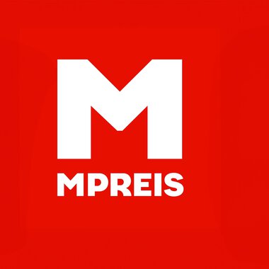 Das Bild zeigt ein rotes Logo mit einem weißen großen "M" und dem Schriftzug "MPREIS" darunter. Es ist einfach und gut leserlich. | © Logo MPreis