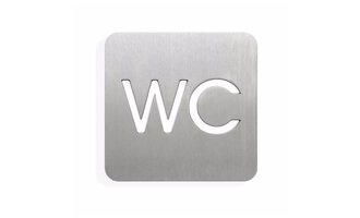 Ein Schild aus gebürstetem Edelstahl, das die Buchstaben "WC" zeigt. Es weist auf die Toilette hin.
