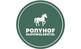 Ein rundes Logo mit einem weißen Pferd in der Mitte. Der Schriftzug "Ponyhof Kleinwalsertal" ist deutlich zu lesen.