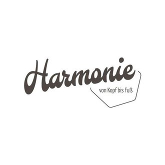 Ein stilvolles Logo mit dem Schriftzug „Harmonie“ in einer geschwungenen Schrift. Darunter steht „von Kopf bis Fuß“ in schlichter Schrift. | © Salon Harmonie von Kopf bis Fuß Logo