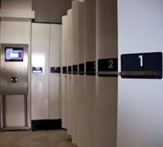 Ein moderner Lagerraum mit weißen Schränken und einer digitalen Steuerungseinheit. Schrank Nummer 1 ist im Vordergrund deutlich sichtbar. | © Sport Pauli GmbH