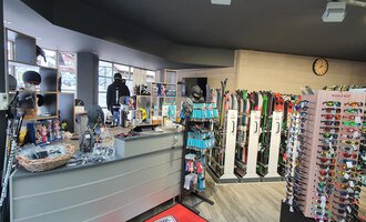 A sports store with ski and snowboard equipment. In the background, sunglasses and other accessories are offered. | © Ski + Sport Zunzer Mittelberg