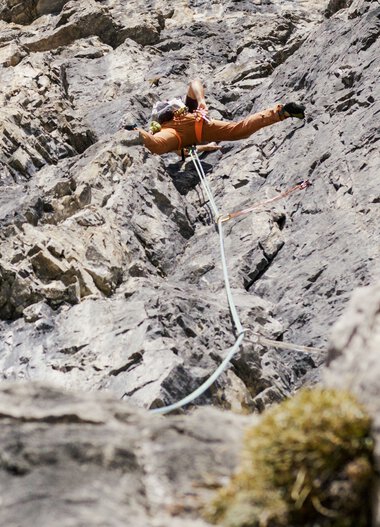 Climber rappelling down a rocky mountain wall. | © Kleinwalsertal Tourismus eGen
