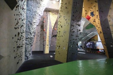 Innenansicht einer Kletterhalle mit verschiedenen Kletterwänden und Boulderflächen in einer Sporthalle in Oberstdorf. | © Kleinwalsertal Tourismus eGen • informpark Oberstdorf