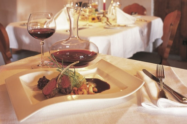 Fallow deer chop served with red wine on an elegant dining table at Alpenhof Jäger | © Kleinwalsertal Tourismus eGen • Alpenhof Jäger