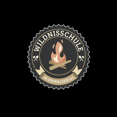 Logo der Wildnisschule Kleinwalsertal mit einem Lagerfeuer und Holzstücken auf dunklem Hintergrund | © Wildnisschule Kleinwalsertal