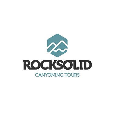 Logo von Rocksolid Canyoning Tours mit Symbol eines Bergs und Fluss, schwarze Schrift, blauer Text für den Namen. | © Rocksolid