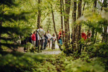 Group of people hiking in lush green forest during Footprint Festival 2024 in Kleinwalsertal. | © Kleinwalsertal Tourismus eGen • Photographer: Philip Herzhoff